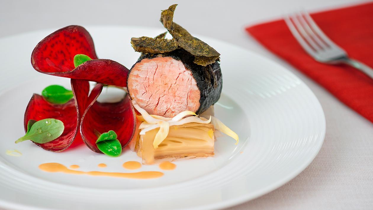 Filetto di maiale in crosta di alga nori con terrina di indivia belga – Ricetta Filetto di maiale in crosta di alga nori con terrina di indivia belga – Ricetta