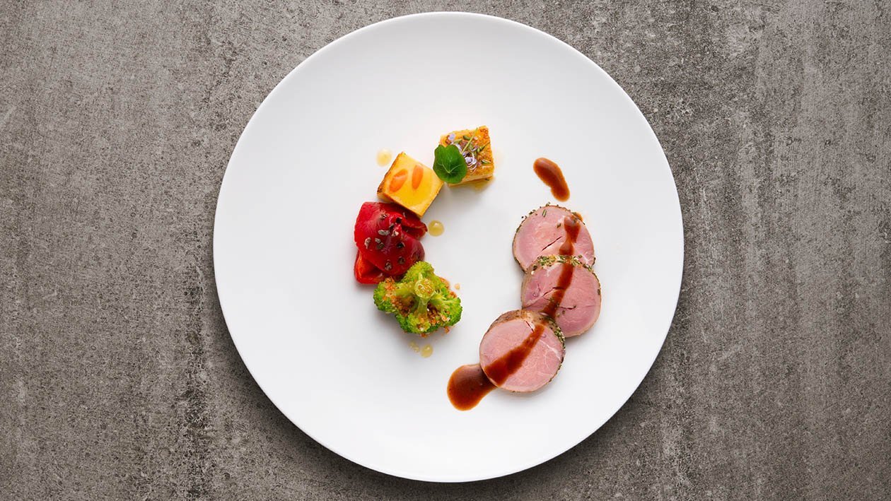 Filetto di maialino in crosta di finocchietto e camomilla con broccoli, peperoni saltati e cubetti di gateau di patate e carotine – Ricetta Filetto di maialino in crosta di finocchietto e camomilla con broccoli, peperoni saltati e cubetti di gateau di patate e carotine – Ricetta