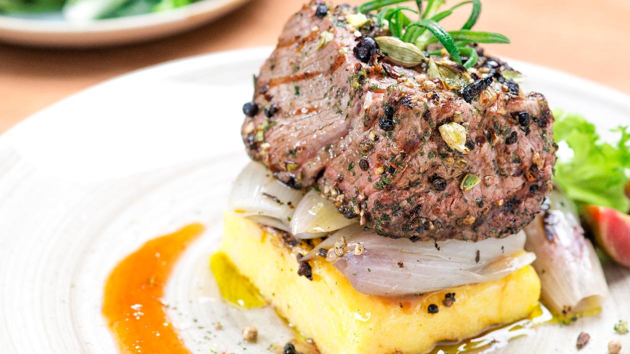 Filetto Di Manzo Alle Bacche Con Cipolla Arrostita Al Rosmarino E Polenta Alla Piastra Ricetta Ricetta Unilever Food Solutions