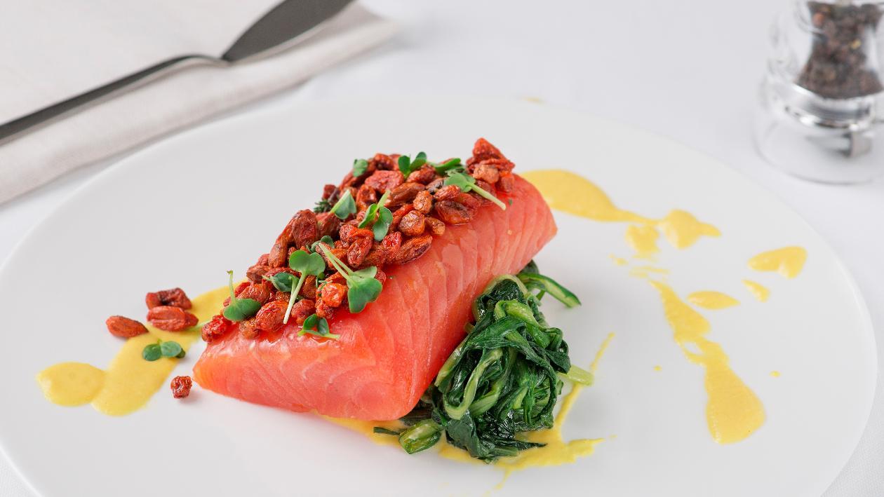 Filetto di salmone in crosta di bacche di goji con crema di datterino giallo e nido di cicorielle all'aglio – Ricetta Filetto di salmone in crosta di bacche di goji con crema di datterino giallo e nido di cicorielle all'aglio – Ricetta