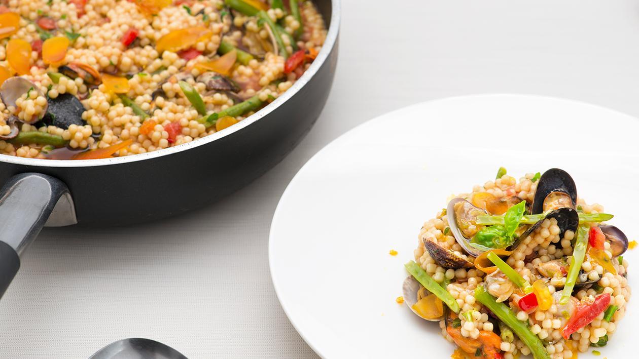 Fregula sarda con frutti di mare, fagiolini e bottarga di muggine – Ricetta Fregula sarda con frutti di mare, fagiolini e bottarga di muggine – Ricetta