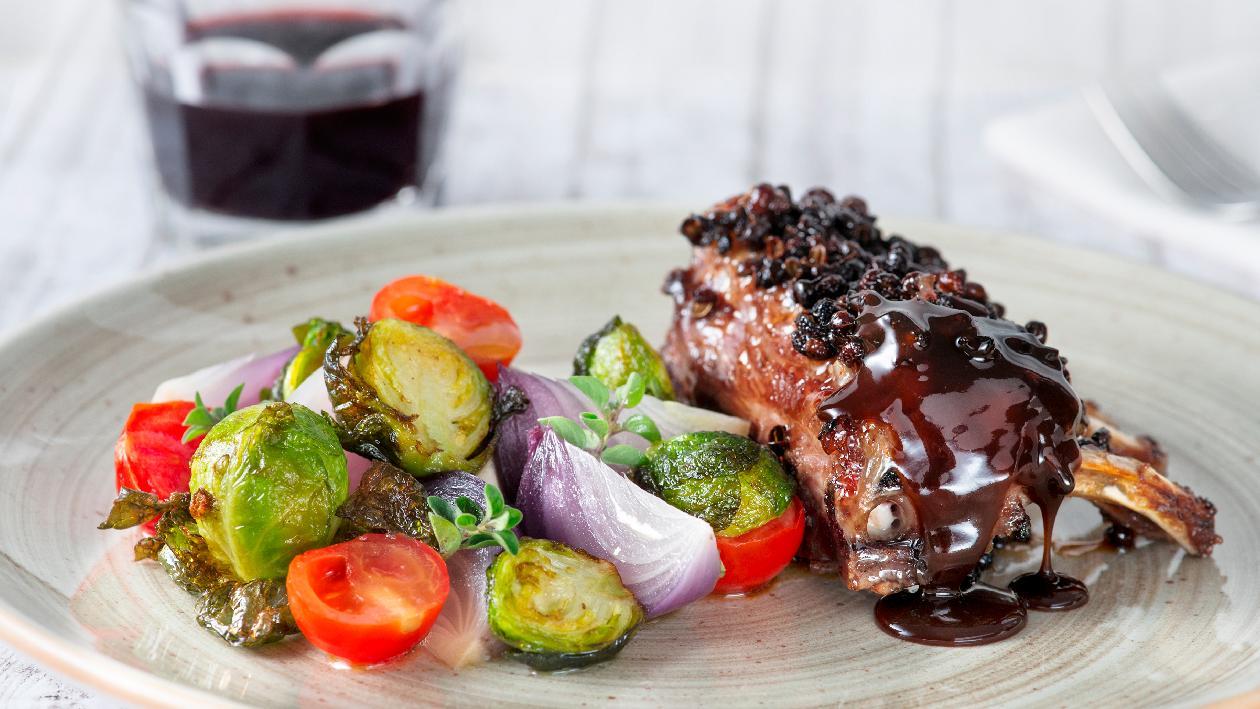French rack di agnello al miele e pepe sichuan con verdurine al salto – Ricetta French rack di agnello al miele e pepe sichuan con verdurine al salto – Ricetta