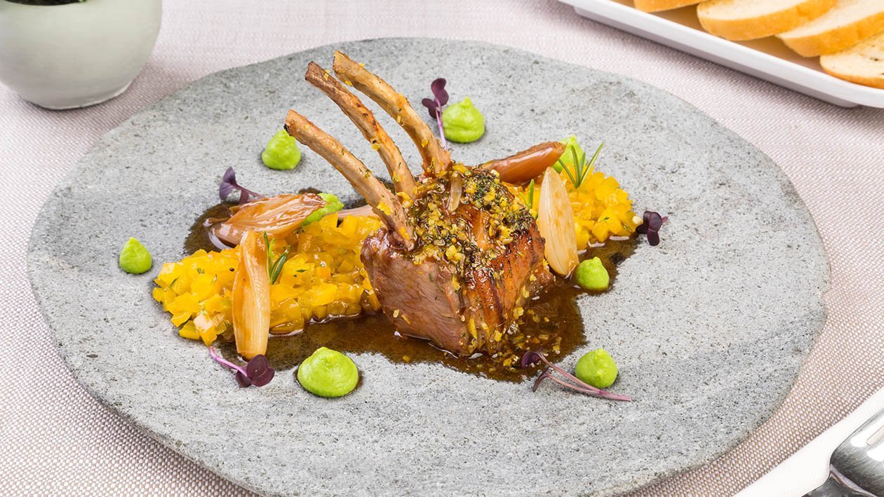 French rack di agnello in crosta di limone, con salsa al brandy, scalogni arrostiti, tartare di peperone giallo e mousse di piselli – Ricetta French rack di agnello in crosta di limone, con salsa al brandy, scalogni arrostiti, tartare di peperone giallo e mousse di piselli – Ricetta