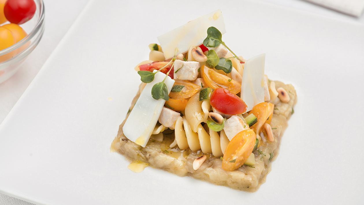 Fusilli trafilati al bronzo con bocconcini di pesce spada, caviale di melanzane e pinoli – Ricetta Fusilli trafilati al bronzo con bocconcini di pesce spada, caviale di melanzane e pinoli – Ricetta