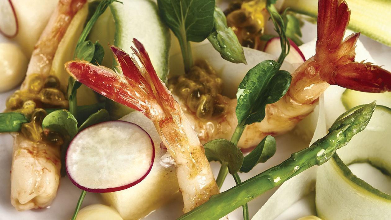 Gamberi rossi poché, insalata di melone bianco e salsa al frutto della passione – Ricetta Gamberi rossi poché, insalata di melone bianco e salsa al frutto della passione – Ricetta