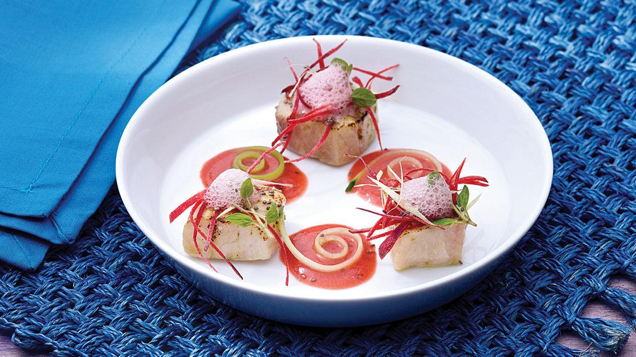 Gazpacho di anguria profumato al basilico con pesce spada bruciato al lemongrass – Ricetta Gazpacho di anguria profumato al basilico con pesce spada bruciato al lemongrass – Ricetta