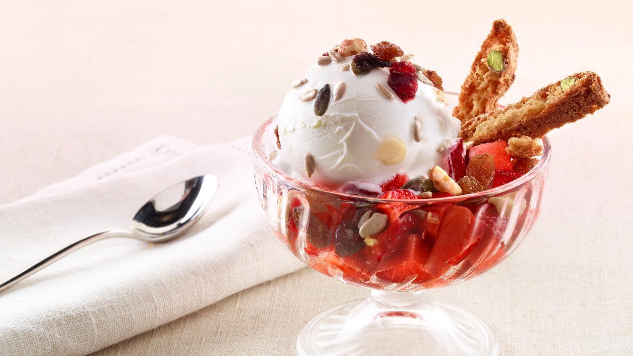 Gelato al fior di latte con tartare di fragole, crumble di frutta secca e cantucci – Ricetta Gelato al fior di latte con tartare di fragole, crumble di frutta secca e cantucci – Ricetta