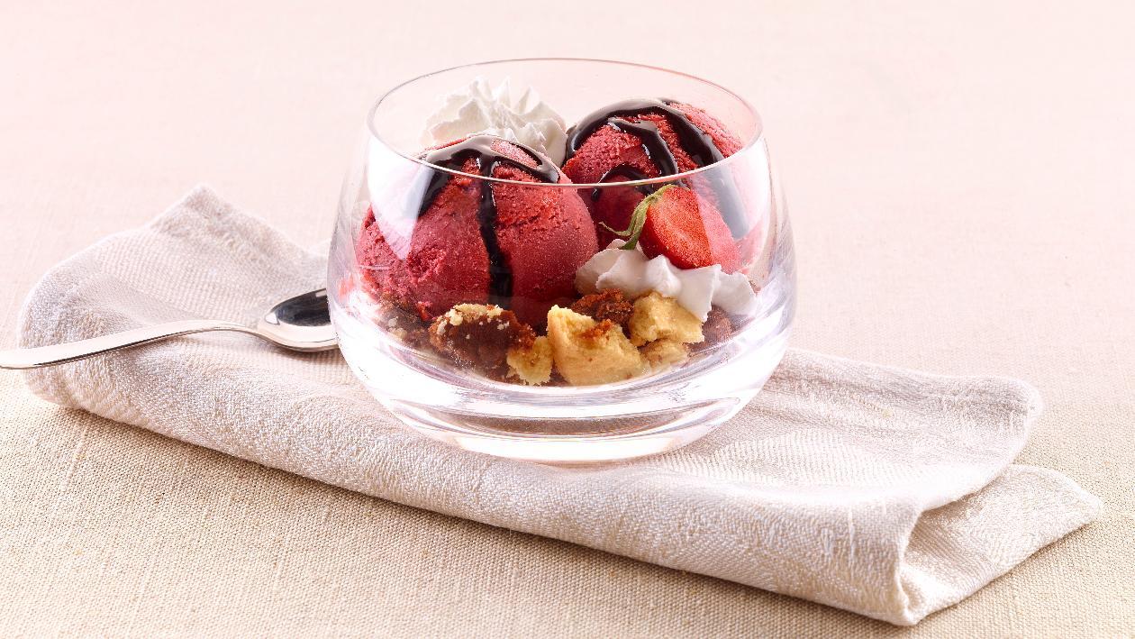 Gelato alla fragola variegato al cioccolato con panna alla vaniglia – Ricetta Gelato alla fragola variegato al cioccolato con panna alla vaniglia – Ricetta