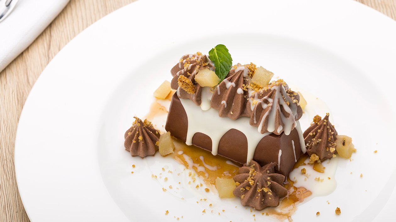 Gianduiotto al cioccolato con mousse al cioccolato, topping crunchy bianco e pere – Ricetta Gianduiotto al cioccolato con mousse al cioccolato, topping crunchy bianco e pere – Ricetta
