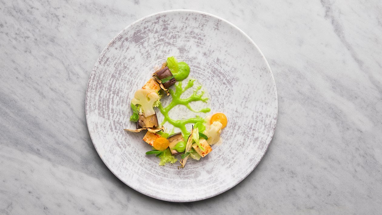 Giardinetto di melanzana viola arrostita al sesamo, tofu croccante, cavolfiore e crema verde allo yogurt – Ricetta Giardinetto di melanzana viola arrostita al sesamo, tofu croccante, cavolfiore e crema verde allo yogurt – Ricetta