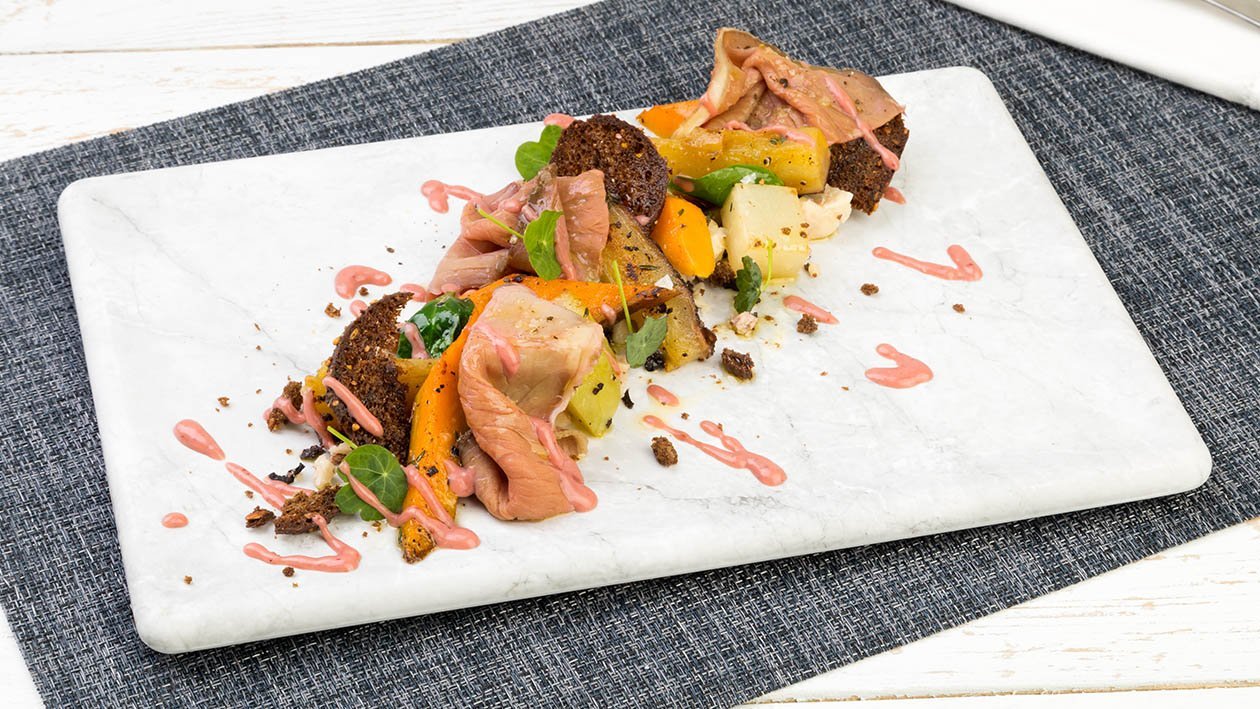 Girello cotto a bassa temperatura con patate Americane, Castelmagno, dressing ai frutti rossi con senape e miele – Ricetta Girello cotto a bassa temperatura con patate Americane, Castelmagno, dressing ai frutti rossi con senape e miele – Ricetta