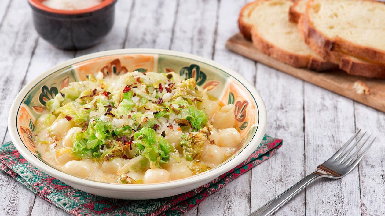 Gnocchetti di patate con verza e fonduta di castelmagno affumicata – Ricetta Gnocchetti di patate con verza e fonduta di castelmagno affumicata – Ricetta