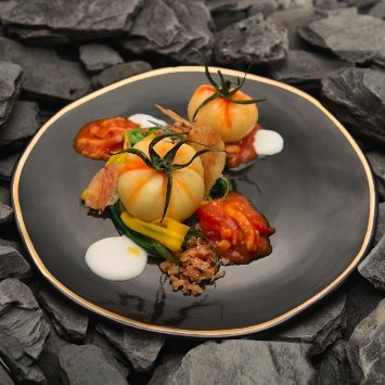 Gnocchi all'amatriciana "pomodoro" di patate con fondente di robiola, emulsione alla salvia e salsa all'amatriciana e polvere di guanciale – Ricetta Gnocchi all'amatriciana "pomodoro" di patate con fondente di robiola, emulsione alla salvia e salsa all'amatriciana e polvere di guanciale – Ricetta
