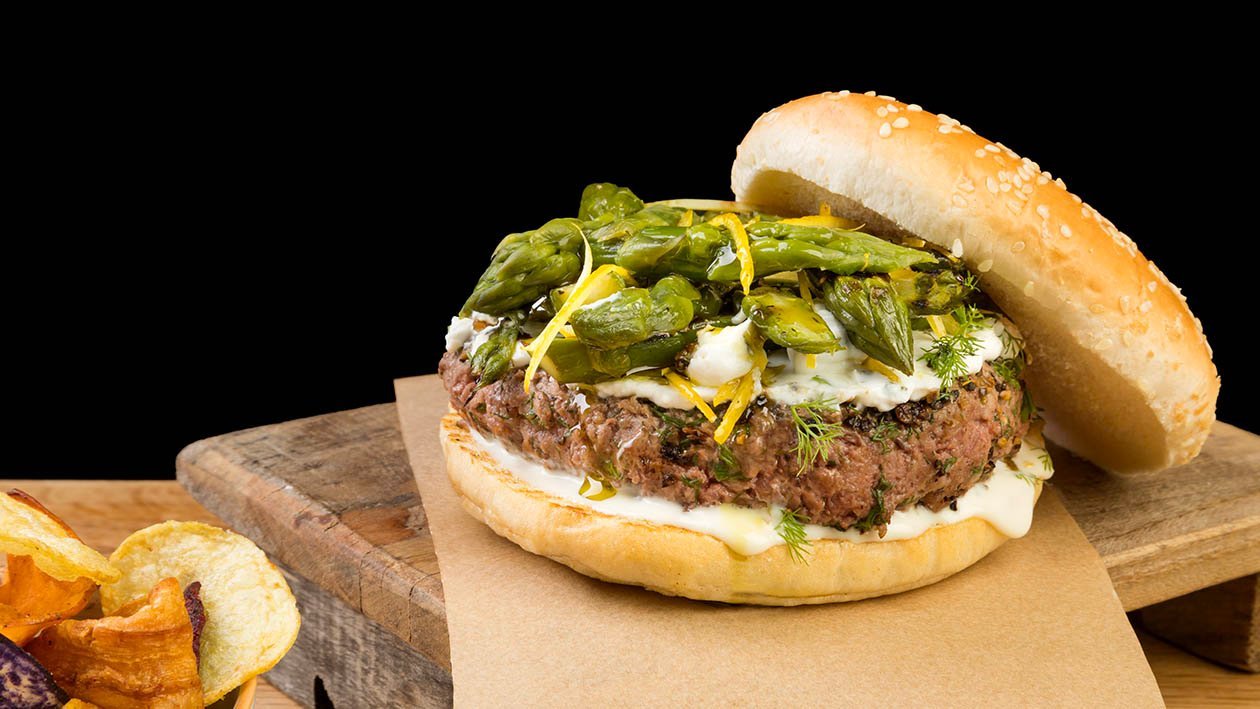 Hamburger Di Agnello Con Ricotta Di Pecora Finocchietto Menta Asparagi Verdi Al Limone E Salsa Caesar Ricetta Ricetta Unilever Food Solutions