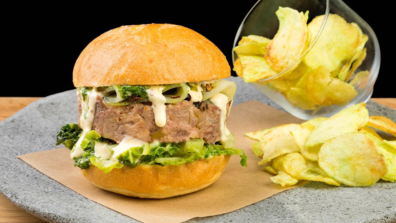 Hamburger di bollito, sedano rapa marinato, cavolo verza, ginepro e salsa senape e miele – Ricetta Hamburger di bollito, sedano rapa marinato, cavolo verza, ginepro e salsa senape e miele – Ricetta