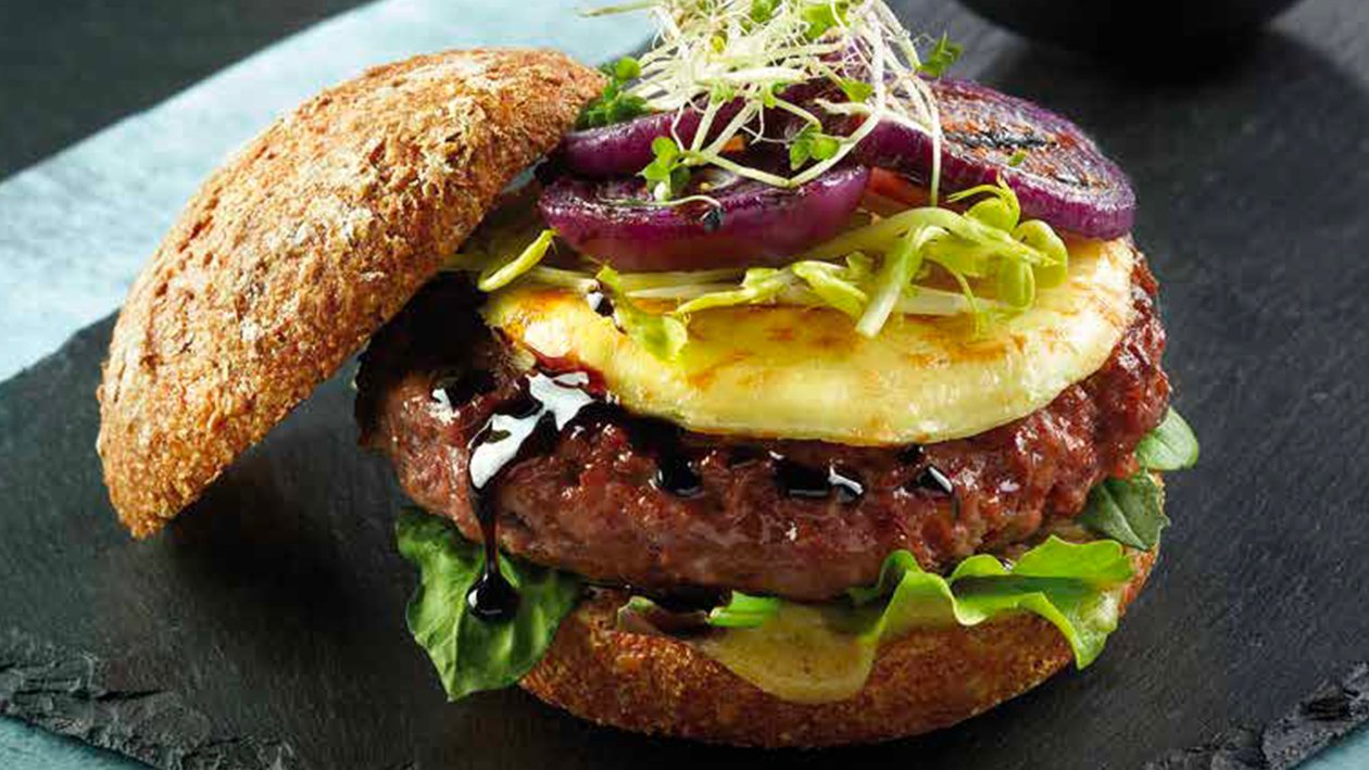 Hamburger iberico panato e fritto con marmellata di cipolle e grappa con contorno di zucchine batonette condite con aglio, menta e Vinaigrette Hellmann's – Ricetta Hamburger iberico panato e fritto con marmellata di cipolle e grappa con contorno di zucchine batonette condite con aglio, menta e Vinaigrette Hellmann's – Ricetta