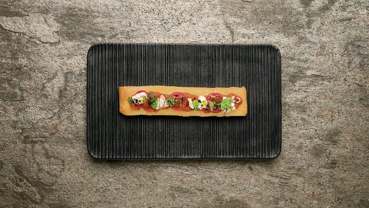 “Hot-pizza gourmet” con salsa al peperone e tabasco, caviale di pesto e olio d’oliva, fiocchi di latte e polvere di capperi – Ricetta “Hot-pizza gourmet” con salsa al peperone e tabasco, caviale di pesto e olio d’oliva, fiocchi di latte e polvere di capperi – Ricetta