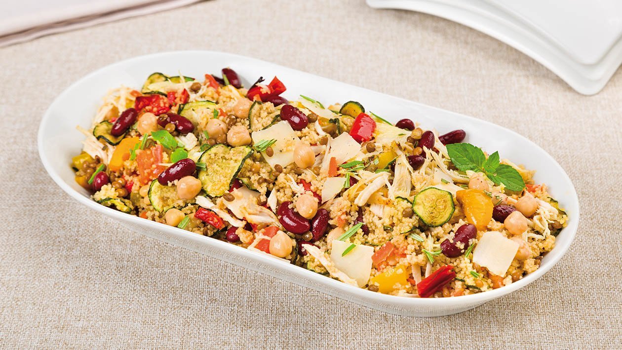 insalata di cous cous al rosmarino, legumi, sfilacci di pollo, menta e scaglie di grana – Ricetta insalata di cous cous al rosmarino, legumi, sfilacci di pollo, menta e scaglie di grana – Ricetta