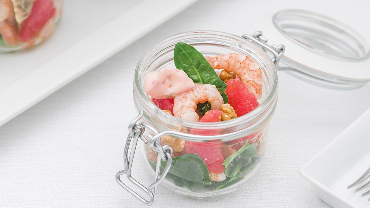Insalata di gamberi con carciofi al basilico, foglie di spinaci, pompelmo rosa e noci – Ricetta Insalata di gamberi con carciofi al basilico, foglie di spinaci, pompelmo rosa e noci – Ricetta