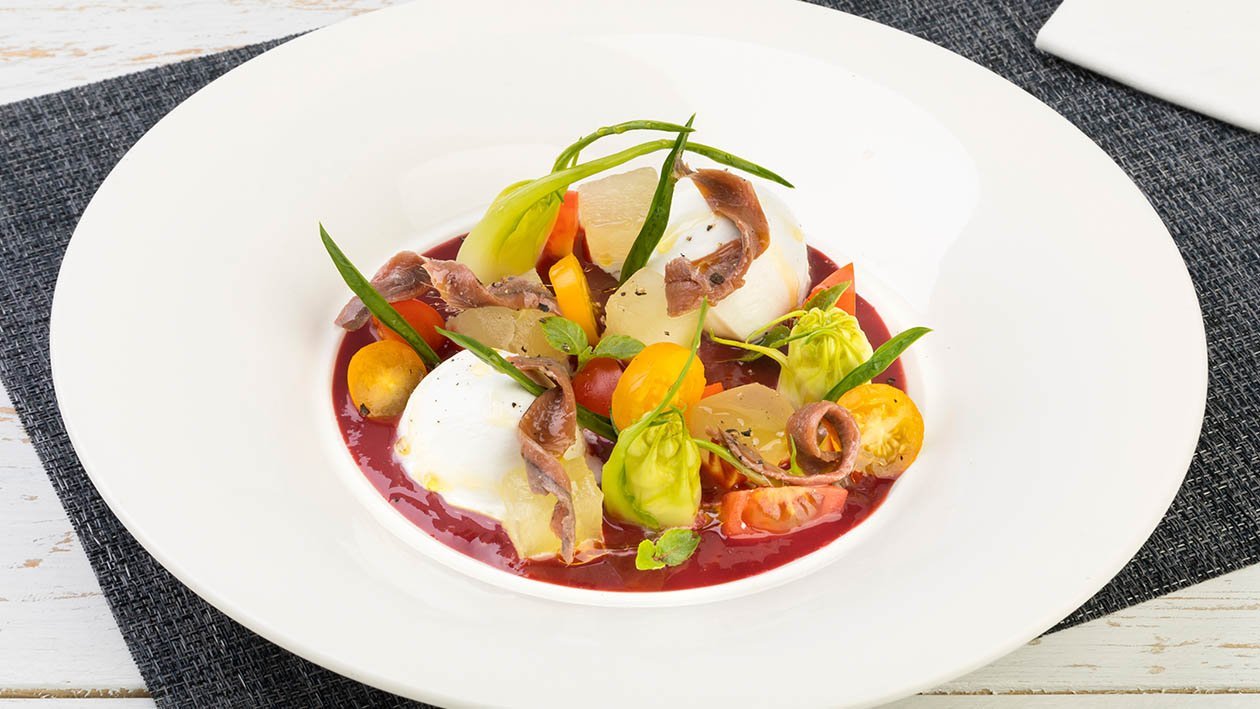 Insalata di melone giallo invernale, puntarelle, alice del Cantabrico, mozzarella di bufala e dressing al pomodoro maturo e lamponi – Ricetta Insalata di melone giallo invernale, puntarelle, alice del Cantabrico, mozzarella di bufala e dressing al pomodoro maturo e lamponi – Ricetta