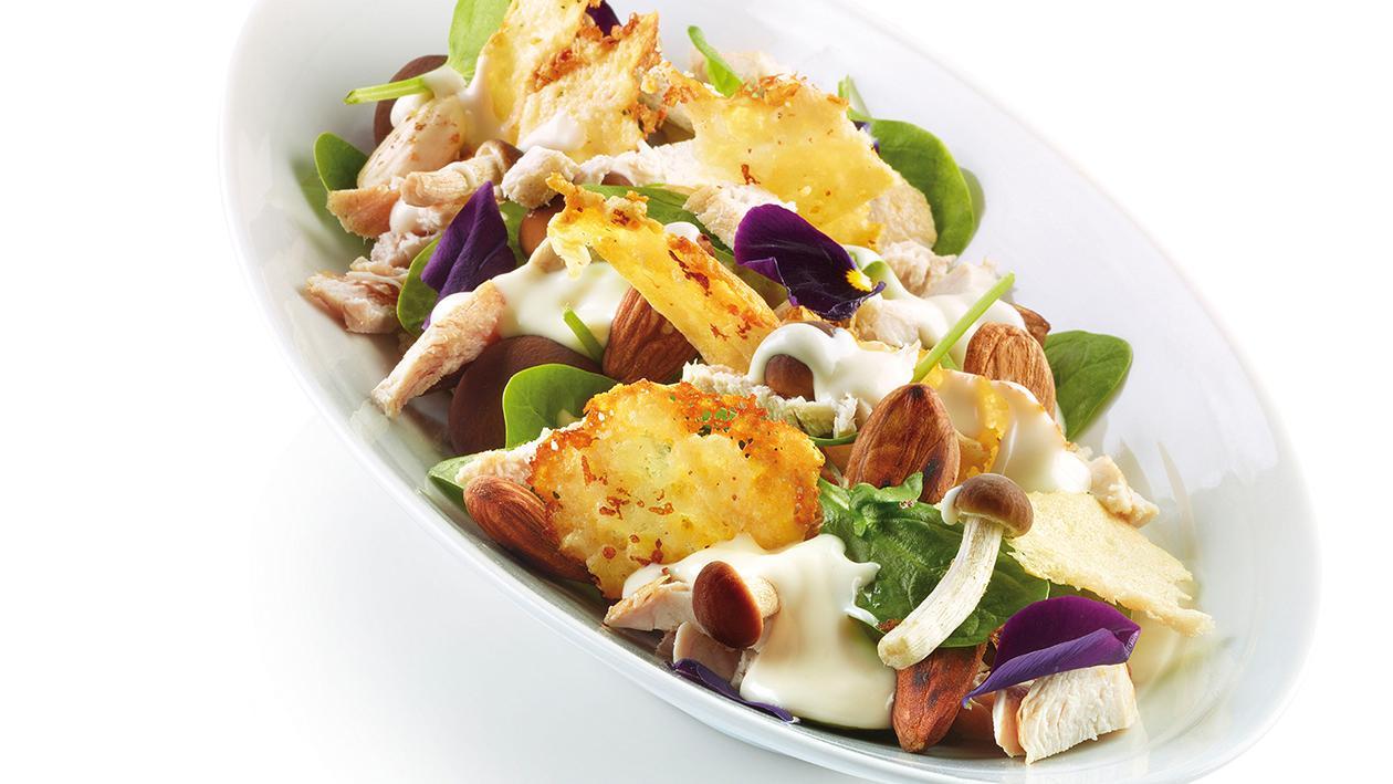 Insalata di pollo, funghi, spinaci, mandorle, cialda di parmigiano, con caesar dressing – Ricetta Insalata di pollo, funghi, spinaci, mandorle, cialda di parmigiano, con caesar dressing – Ricetta