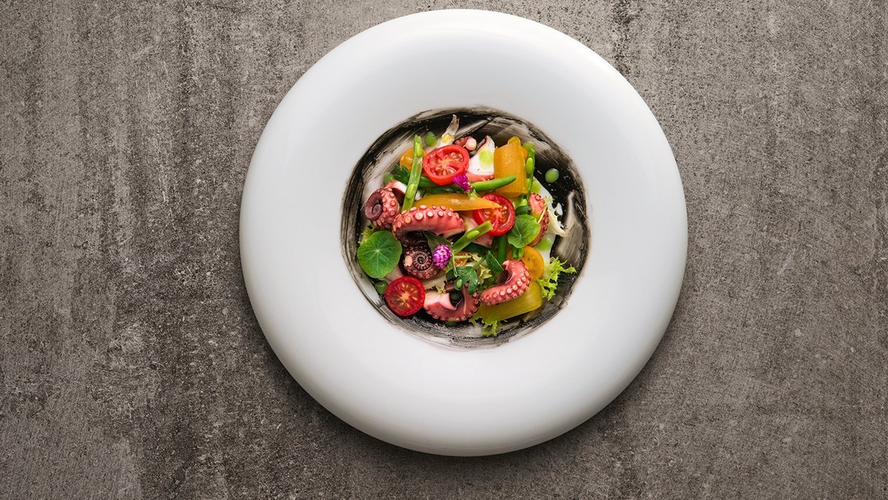Insalata di polpo agli agrumi con indivia allo zafferano, fagiolini alla menta e maionese al nero di seppia – Ricetta Insalata di polpo agli agrumi con indivia allo zafferano, fagiolini alla menta e maionese al nero di seppia – Ricetta