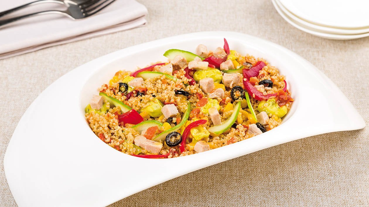 insalata di quinoa con cavolo rosso, tonno, mais, cetrioli e salsa guacamole al limone – Ricetta insalata di quinoa con cavolo rosso, tonno, mais, cetrioli e salsa guacamole al limone – Ricetta