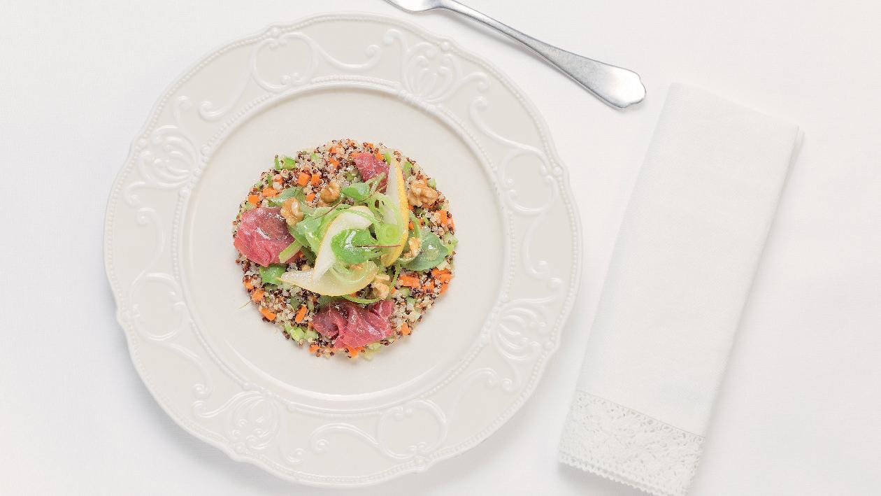 Insalata di Quinoa con pere, sedano e noci con carpaccio di carne salata – Ricetta Insalata di Quinoa con pere, sedano e noci con carpaccio di carne salata – Ricetta