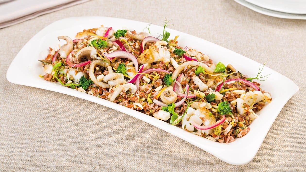 insalata di riso rosso con broccoli, calamari scottati al profumo di limone e cipolla rossa all’agro – Ricetta insalata di riso rosso con broccoli, calamari scottati al profumo di limone e cipolla rossa all’agro – Ricetta