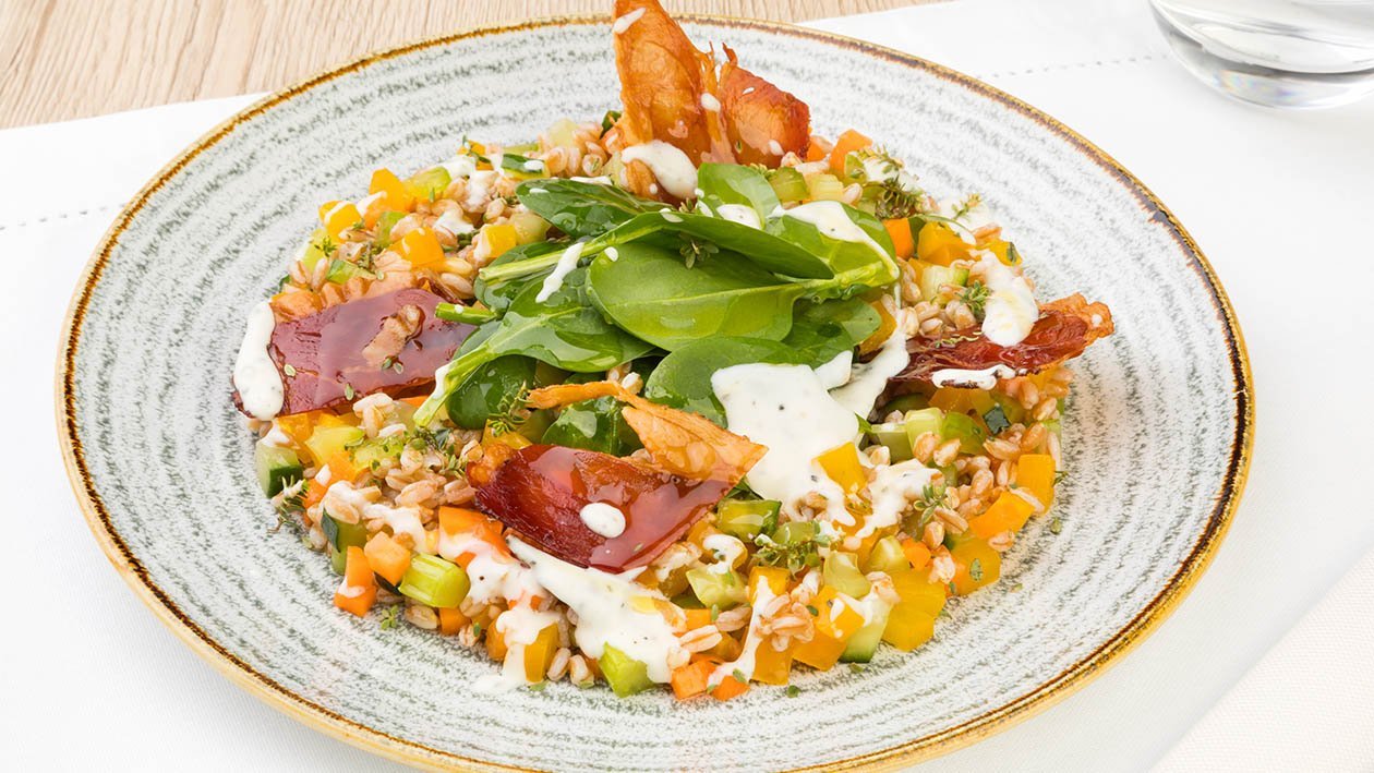 Insalatina di farro e verdure croccanti, spinaci con salsa al cacio e pepe, speck croccante e timo – Ricetta Insalatina di farro e verdure croccanti, spinaci con salsa al cacio e pepe, speck croccante e timo – Ricetta