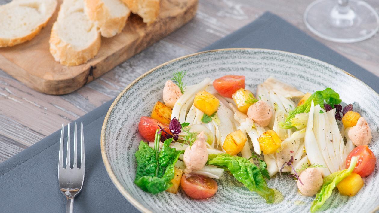Insalatina di finocchi con ananas arrostito, ricotta e pomodoro al basilico – Ricetta Insalatina di finocchi con ananas arrostito, ricotta e pomodoro al basilico – Ricetta