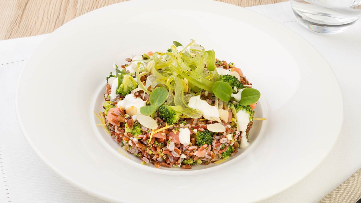 Insalatina di riso rosso con broccoli, mandorle, sedano riccio e salmone in salsa Caesar al limone – Ricetta Insalatina di riso rosso con broccoli, mandorle, sedano riccio e salmone in salsa Caesar al limone – Ricetta