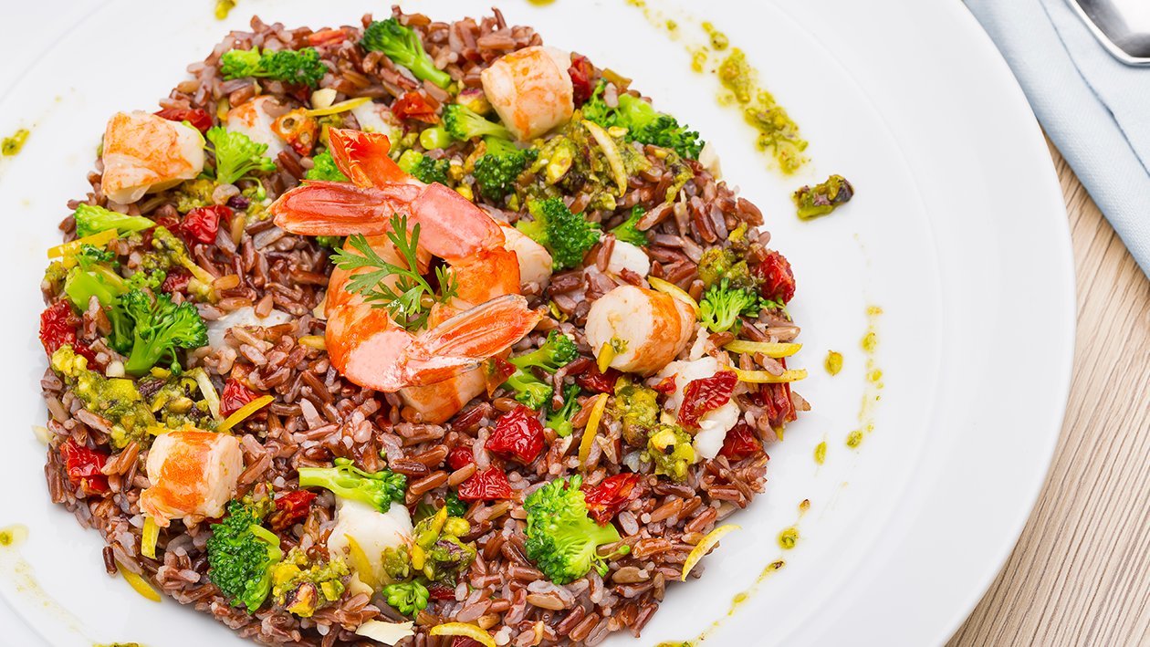 Insalatina di riso rosso con gamberi, broccoli, pomodori secchi, mandorle e pesto di pistacchi – Ricetta Insalatina di riso rosso con gamberi, broccoli, pomodori secchi, mandorle e pesto di pistacchi – Ricetta