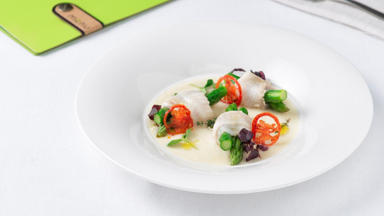 Involtini di sogliola a bassa temperatura con asparagi su crema di finocchi – Ricetta Involtini di sogliola a bassa temperatura con asparagi su crema di finocchi – Ricetta