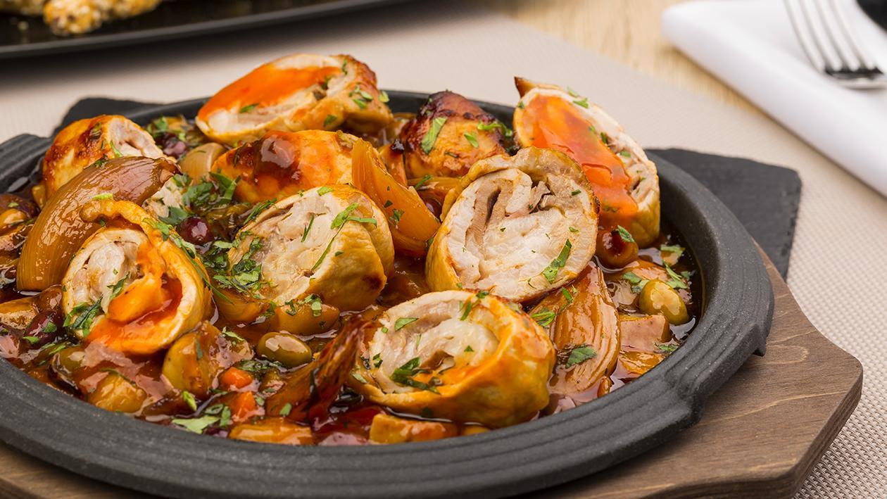 Involtino di maiale alle olive con scalogni brasati in salsa agrodolce – Ricetta Involtino di maiale alle olive con scalogni brasati in salsa agrodolce – Ricetta