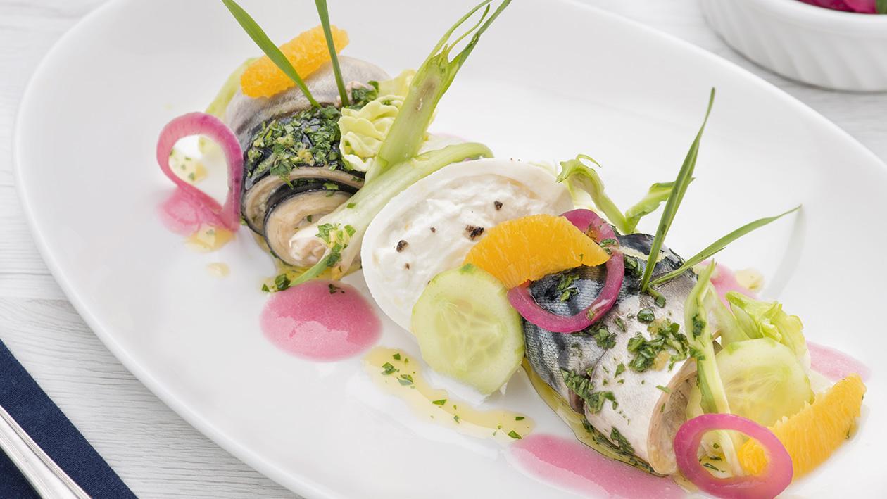 Involtino di sgombro con salsa di cipolle in saor con burratina e puntarelle – Ricetta Involtino di sgombro con salsa di cipolle in saor con burratina e puntarelle – Ricetta
