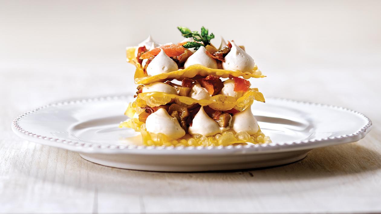 Lasagne con funghi porcini, vellutata di provola fumè e speck o pancetta arrotolata – Ricetta Lasagne con funghi porcini, vellutata di provola fumè e speck o pancetta arrotolata – Ricetta