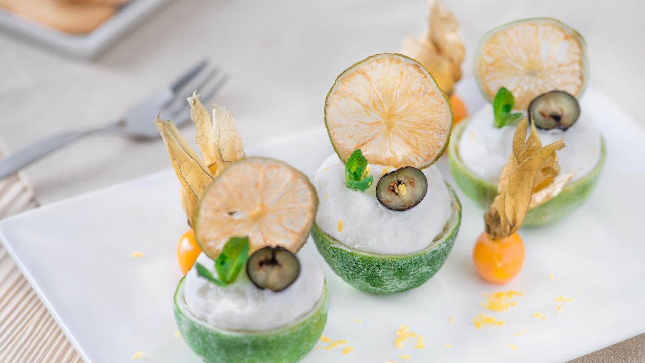 Lime farciti con mousse al limone, mirtilli e sfoglia candida di lime – Ricetta Lime farciti con mousse al limone, mirtilli e sfoglia candida di lime – Ricetta