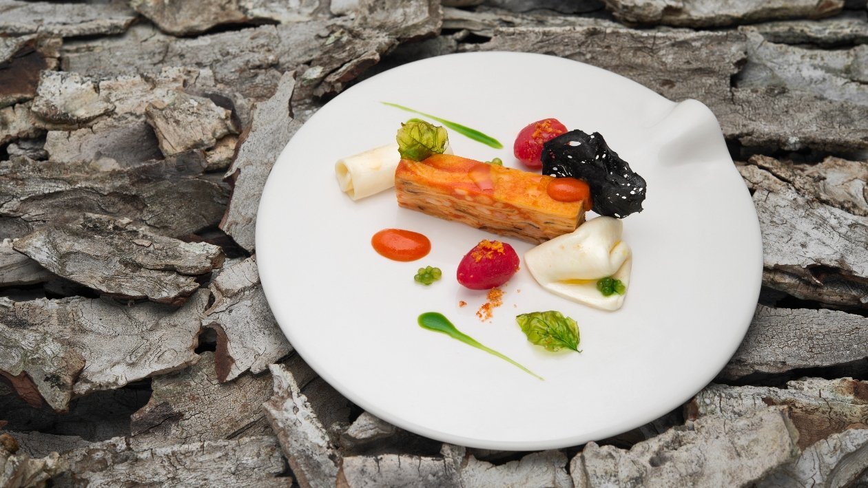 Lingotto di parmigiana di melanzane viola classica, sfoglia di mozzarella, pomodorini e olio al basilico – Ricetta Lingotto di parmigiana di melanzane viola classica, sfoglia di mozzarella, pomodorini e olio al basilico – Ricetta