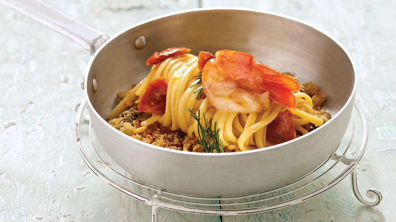 Linguine con colatura di alici, code di gamberi e ...