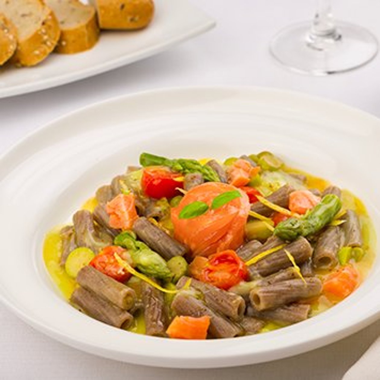 Maccheroncino con crema di asparagi con salmone arrostito e limone candito – Ricetta Maccheroncino con crema di asparagi con salmone arrostito e limone candito – Ricetta