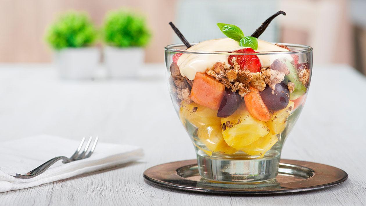 Macedonia di frutta sottovuoto con crema alla vaniglia e crumble alla liquirizia – Ricetta Macedonia di frutta sottovuoto con crema alla vaniglia e crumble alla liquirizia – Ricetta