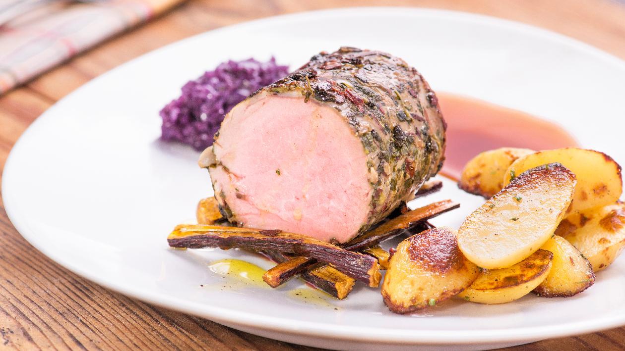 Maialino alla liquirizia con patate glassate e quenelle di cavolo rosso – Ricetta Maialino alla liquirizia con patate glassate e quenelle di cavolo rosso – Ricetta