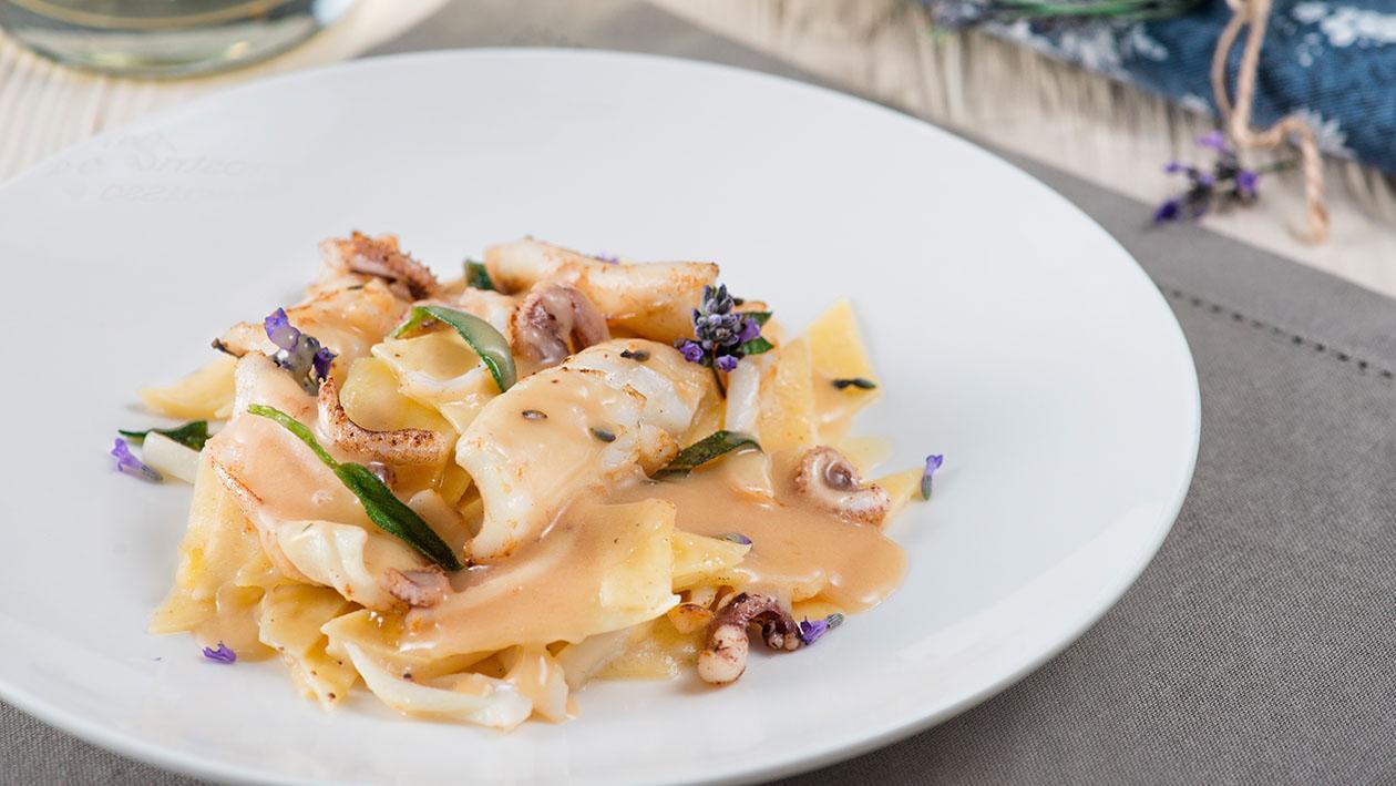 Maltagliati con calamari affumicati, lavanda, burro e salvia – Ricetta Maltagliati con calamari affumicati, lavanda, burro e salvia – Ricetta