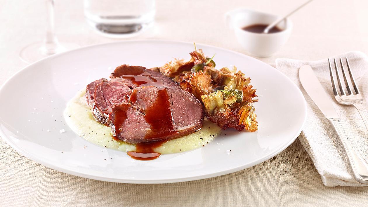 Manzo scaloppato con crema di patate e carciofi fritti – Ricetta Manzo scaloppato con crema di patate e carciofi fritti – Ricetta
