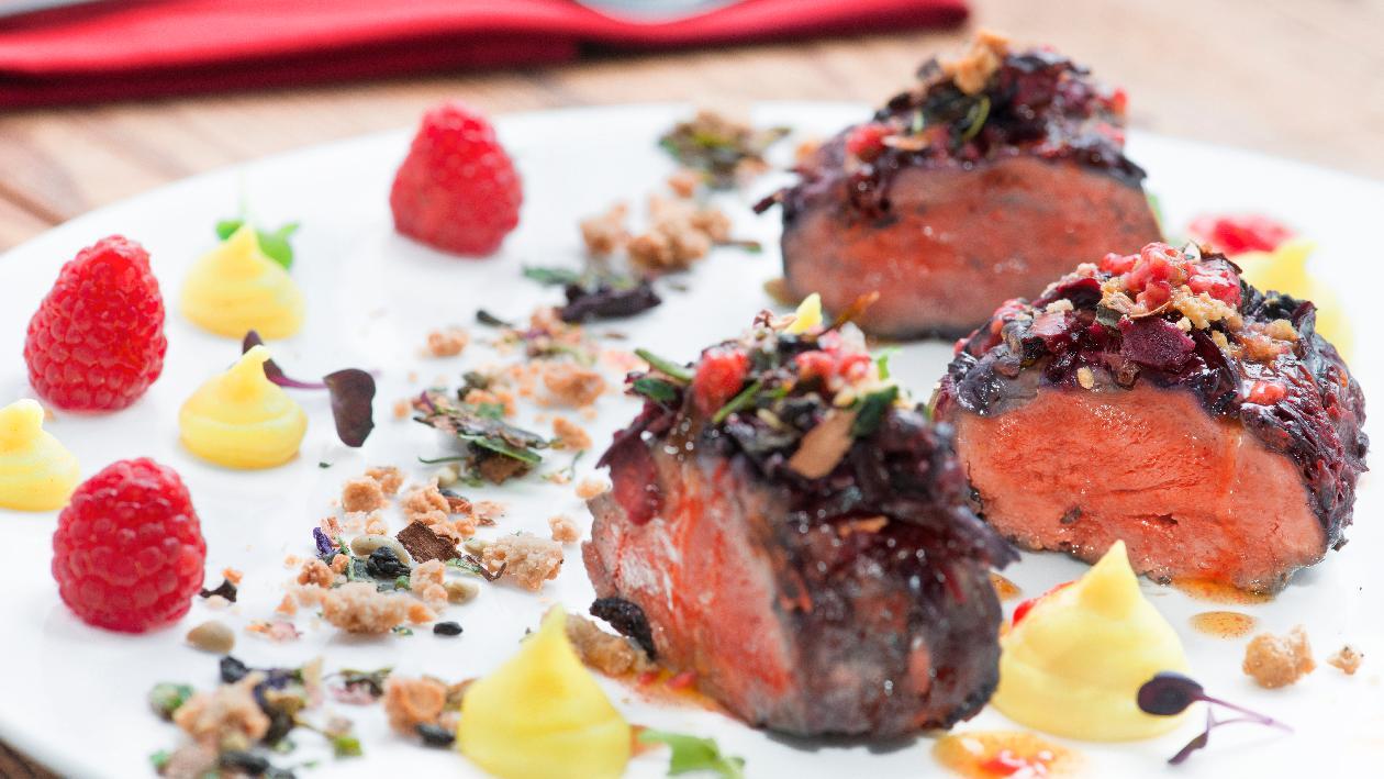 Medaglione di cervo in oliocottura con dressing al lampone, mousse di patate alla curcuma e crumble alla cipolla – Ricetta Medaglione di cervo in oliocottura con dressing al lampone, mousse di patate alla curcuma e crumble alla cipolla – Ricetta