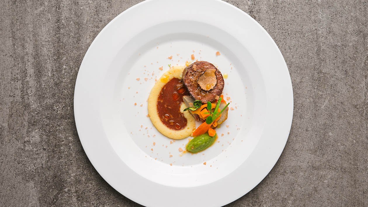 Medaglione di manzo arrostito alle erbe mediterranee con giardinetto di verdure, purè di patate al tartufo – Ricetta Medaglione di manzo arrostito alle erbe mediterranee con giardinetto di verdure, purè di patate al tartufo – Ricetta