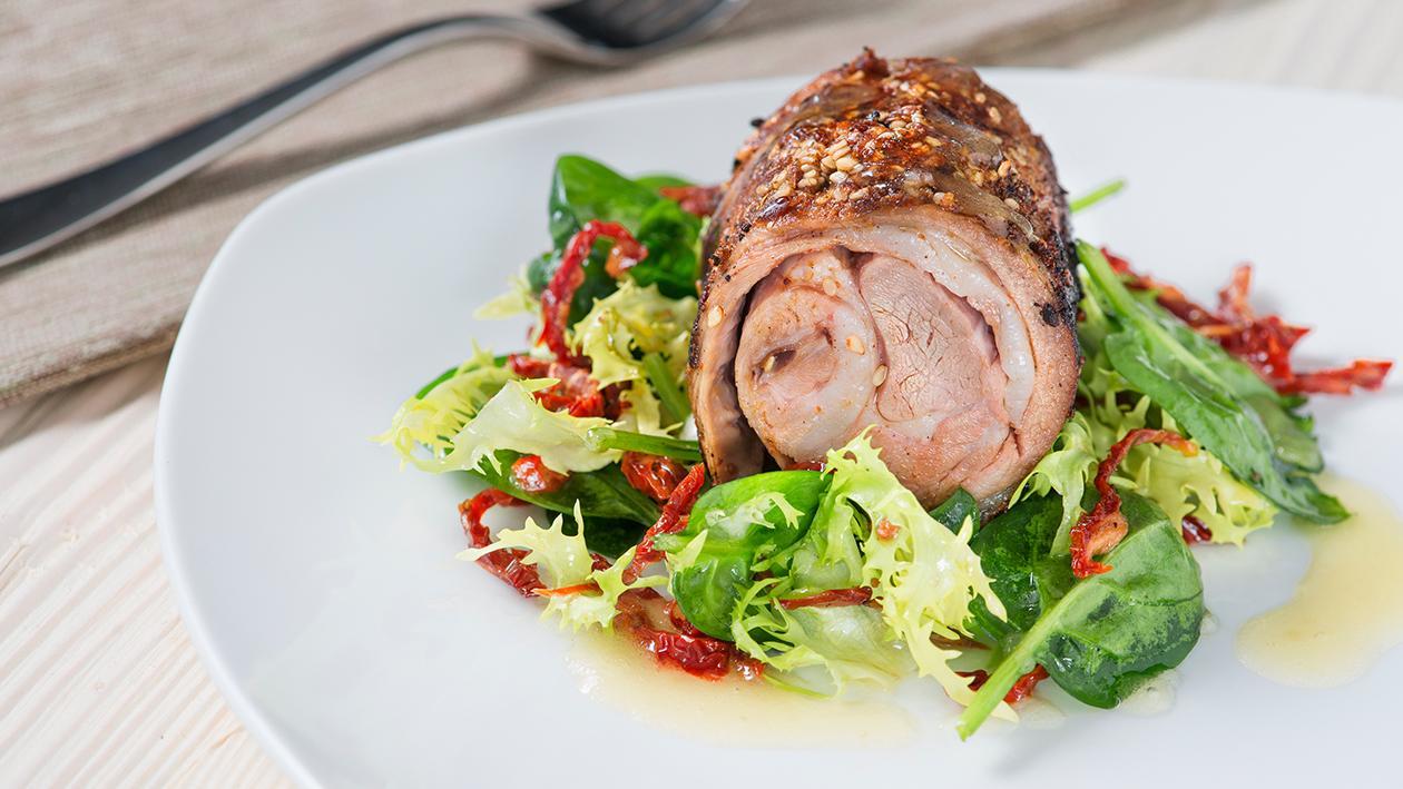 Medaglioni di agnello al garam masala con insalatina di spinaci e pomodori secchi – Ricetta Medaglioni di agnello al garam masala con insalatina di spinaci e pomodori secchi – Ricetta