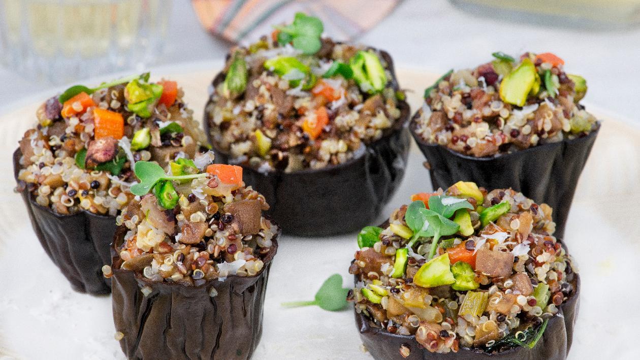 Melanzane ripiene di quinoa e pistacchi – Ricetta Melanzane ripiene di quinoa e pistacchi – Ricetta