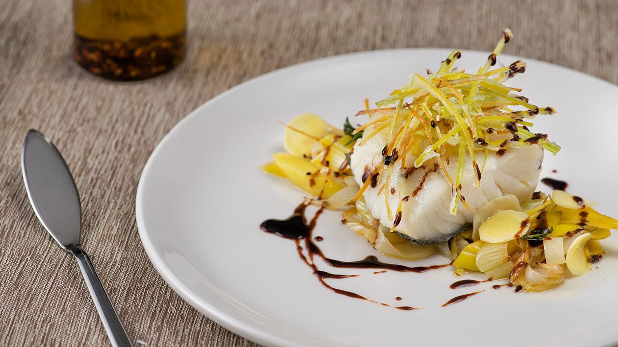 Merluzzo nero con porri e zenzero al microonde con salsa al vincotto – Ricetta Merluzzo nero con porri e zenzero al microonde con salsa al vincotto – Ricetta